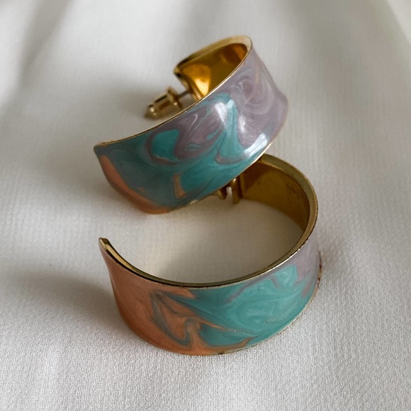 VTG Painted Swirl Wide Hoop Earrings - Picture 9 of 9
